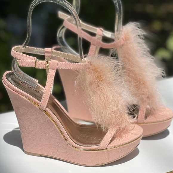 Last Chance Qupid Pink Suede Feather T-strap Ankle Strap Platform Wedge Sandal - Picture 5 of 11